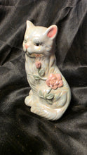 将图片加载到图库查看器，Vintage Lusterware Persian Cat Figurine Pink Rose Iridescent Glaze
