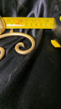 Cargar imagen en el visor de la galería, Vintage Hollywood Regency Gold Wall Pocket Planter Homco Dart USA

