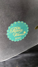 Cargar imagen en el visor de la galería, The Pioneer Woman P-Town Pizza Shop Lighted Holiday Village 2020
