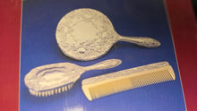 गैलरी व्यूवर में इमेज लोड करें, Vintage WM. Rogers &amp; Son Silverplated 3-Piece Dresser Vanity Set
