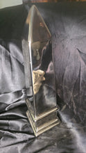 Cargar imagen en el visor de la galería, Modern Metallic Chrome Obelisk Sculpture Statue
