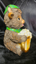 将图片加载到图库查看器，Highland Cow Holding Beer Mug Figurine Scottish Pub Farmhouse Decor
