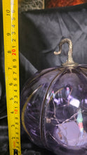 将图片加载到图库查看器，Lighted Purple Glass Pumpkin Cloche with Fairy Lights Autumn Halloween Décor
