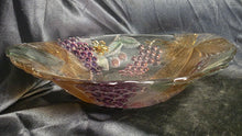 Charger l'image dans la galerie, Decorative Embossed Glass Fruit Bowl Grape Leaf Vineyard Serving Centerpiece
