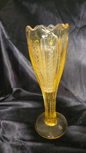 गैलरी व्यूवर में इमेज लोड करें, Vintage Yellow Pressed Glass Pedestal Bud Vase Scalloped Rim Diamond Pattern
