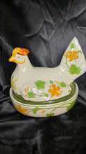गैलरी व्यूवर में इमेज लोड करें, Villeroy &amp; Boch Geranium Hen Covered Serving Dish Porcelain Tureen Made in Germany
