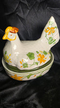 गैलरी व्यूवर में इमेज लोड करें, Villeroy &amp; Boch Geranium Hen Covered Serving Dish Porcelain Tureen Made in Germany
