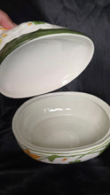 गैलरी व्यूवर में इमेज लोड करें, Villeroy &amp; Boch Geranium Hen Covered Serving Dish Porcelain Tureen Made in Germany
