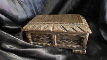 Cargar imagen en el visor de la galería, Vintage 1972 Evie Pottery Music Box by Anne's – Handcrafted Lidded Ceramic Trinket Box – Plays "Raindrops Keep Fallin' on My Head"
