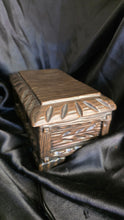 Cargar imagen en el visor de la galería, Vintage 1972 Evie Pottery Music Box by Anne's – Handcrafted Lidded Ceramic Trinket Box – Plays "Raindrops Keep Fallin' on My Head"
