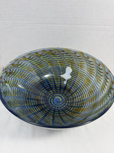गैलरी व्यूवर में इमेज लोड करें, Vintage Kosta Boda Atoll Peacock Art Glass Bowl Bertil Vallien Sweden Signed
