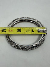 गैलरी व्यूवर में इमेज लोड करें, Vintage Brighton Anahita Scrolled Crystal Hinged Bangle Bracelet Silver Plated
