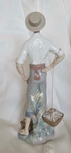 गैलरी व्यूवर में इमेज लोड करें, Lladro Porcelain Fisherman Figurine - Exquisite Vintage Collectible Treasure
