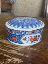 Load image into Gallery viewer, Vintage Tiffany &amp; Co Imari Porcelain Floral Trinket Box Japan 1980s Round
