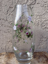 Cargar imagen en el visor de la galería, Vintage Hand Painted Glass Vase Pink Floral Flowers Art Deco Style 10 Inch
