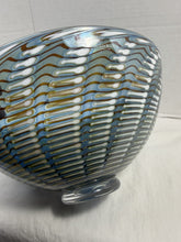 गैलरी व्यूवर में इमेज लोड करें, Vintage Kosta Boda Atoll Peacock Art Glass Bowl Bertil Vallien Sweden Signed
