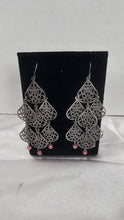 将图片加载到图库查看器，Vintage Silver-Tone Filigree Chandelier Earrings with Blush Glass Bead Accents
