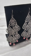 将图片加载到图库查看器，Vintage Silver-Tone Filigree Chandelier Earrings with Blush Glass Bead Accents
