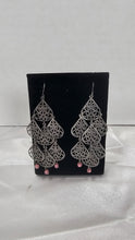将图片加载到图库查看器，Vintage Silver-Tone Filigree Chandelier Earrings with Blush Glass Bead Accents

