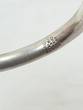 Charger l'image dans la galerie, Vintage Taxco Mexico 925 Sterling Silver &amp; Gold Tone Hook Bangle Bracelet
