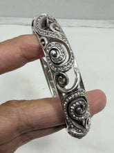 गैलरी व्यूवर में इमेज लोड करें, Vintage Brighton Anahita Scrolled Crystal Hinged Bangle Bracelet Silver Plated
