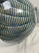 गैलरी व्यूवर में इमेज लोड करें, Vintage Kosta Boda Atoll Peacock Art Glass Bowl Bertil Vallien Sweden Signed
