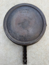 Cargar imagen en el visor de la galería, Vintage Wagner Ware No. 1061 Fat-Free Fryer - close-up detail

