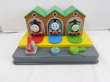 Charger l'image dans la galerie, Vintage 2003 TOMY Thomas &amp; Friends Pop-Out Engine Shed Plastic Toy
