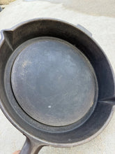Cargar imagen en el visor de la galería, Vintage Wagner Ware No. 1061 Fat-Free Fryer - side view
