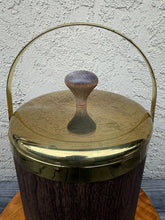 Charger l'image dans la galerie, Vintage Kraftware 1960s Faux Wood Grain Brass Ice Bucket 3 Quart Mid-Century
