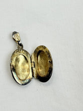 गैलरी व्यूवर में इमेज लोड करें, Vintage 925 Sterling Silver Gold Tone Botanical Engraved Oval Locket
