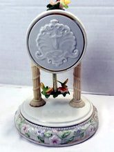 गैलरी व्यूवर में इमेज लोड करें, Avon Exclusive 2002 Weighted Tabletop Hummingbird Anniversary Clock
