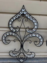 Cargar imagen en el visor de la galería, Large Wrought Iron Fleur-de-Lis Wall Art Set - back view
