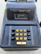 गैलरी व्यूवर में इमेज लोड करें, Antique Underwood Sundstrand 6102 Hand Crank Adding Machine w/ Cover AS-IS
