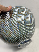 गैलरी व्यूवर में इमेज लोड करें, Vintage Kosta Boda Atoll Peacock Art Glass Bowl Bertil Vallien Sweden Signed
