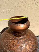 Charger l'image dans la galerie, Persian Style Embossed Copper Tone Vase 16 Inch Middle Eastern Decorative Vessel
