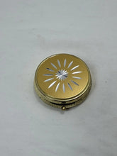 गैलरी व्यूवर में इमेज लोड करें, Vintage 1950s Retro Gold Silver Starburst Metal Compact Pill Case USA

