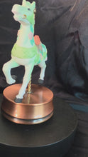 在图库查看器中加载和播放视频，Aldon Fine Porcelain Carousel Horse Music Box – 1985 Floral Pastel Collectible
