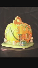 在图库查看器中加载和播放视频，PartyLite “Pumpkin Patch Cottage” Ceramic Tealight Holder – Retired Collectible Autumn Pumpkin House with Original Box
