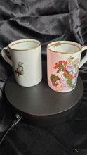 Cargar imagen en el visor de la galería, Vintage Fitz &amp; Floyd “Deck the Halls” Christmas Porcelain Mug Pair – 1983 Japan – Gold Trim – Discontinued
