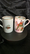 将图片加载到图库查看器，Fitz &amp; Floyd “Deck the Halls” Christmas Mugs (Set of 2) – Lamppost &amp; Wreath Scene – 1982/83 Japan Porcelain with Gold Trim
