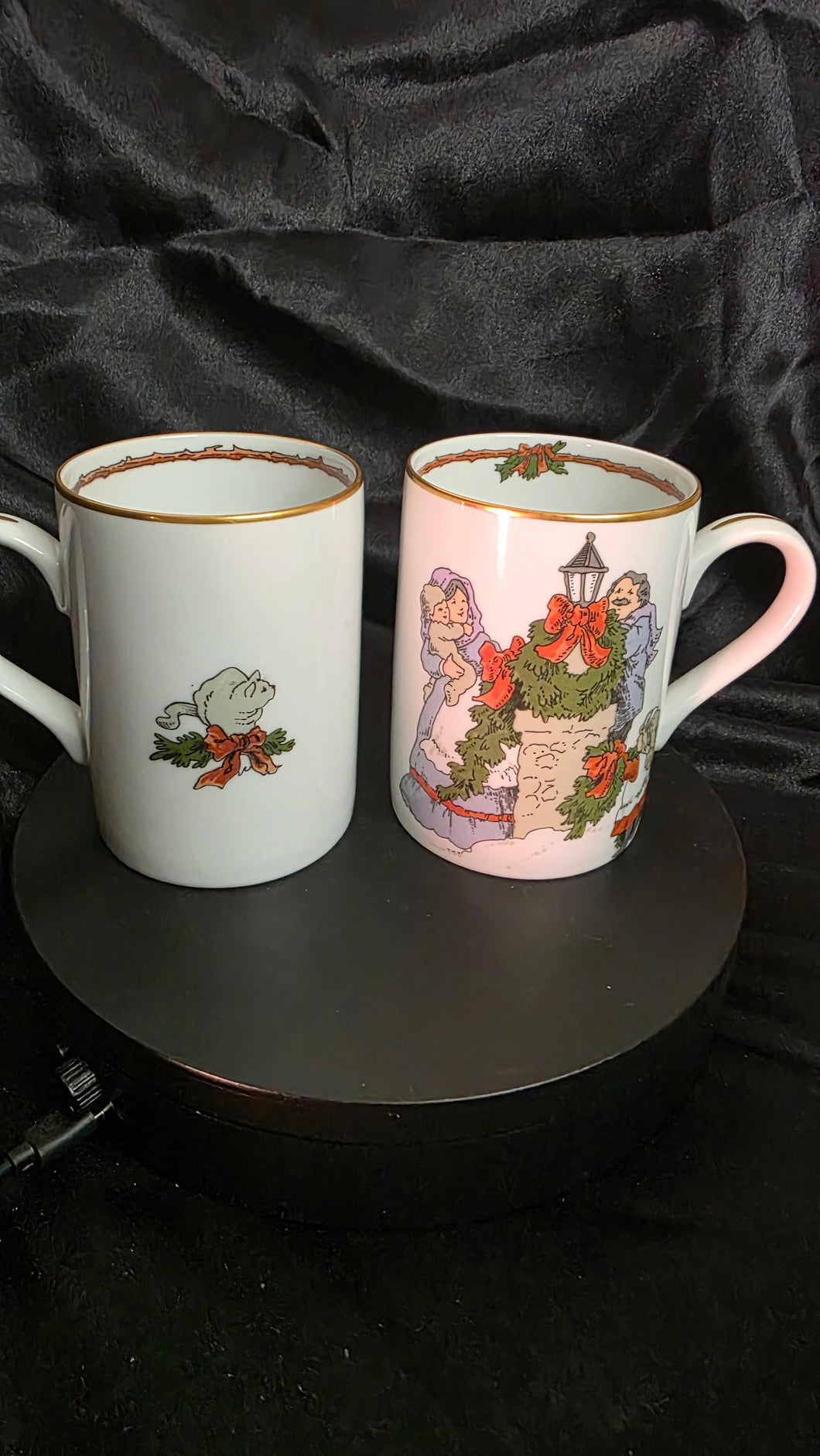 Fitz & Floyd “Deck the Halls” Christmas Mugs (Set of 2) – Lamppost & Wreath Scene – 1982/83 Japan Porcelain with Gold Trim