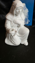 将图片加载到图库查看器，Avon Nativity – “The Innkeeper” Matte Bisque Porcelain Figurine with Box
