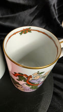 Cargar imagen en el visor de la galería, Vintage Fitz &amp; Floyd “Deck the Halls” Christmas Porcelain Mug Pair – 1983 Japan – Gold Trim – Discontinued
