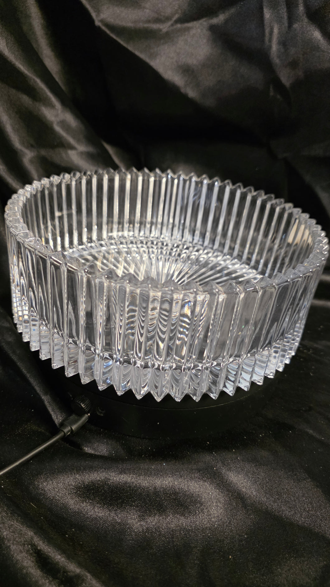 Vintage Clear Glass Ribbed Bowl with Starburst Bottom - Faceted Rim Elegance 9in x 3in
