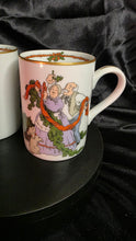 Cargar imagen en el visor de la galería, Vintage Fitz &amp; Floyd “Deck the Halls” Christmas Porcelain Mug Pair – 1983 Japan – Gold Trim – Discontinued
