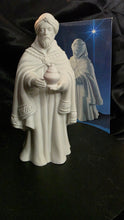 将图片加载到图库查看器，1981 Avon Exclusive Nativity Figurine – The Magi Bearing Gifts (Balthazar)
