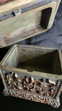 将图片加载到图库查看器，Ornate Antique-Gold Floral Resin Jewelry Box – A Timeless Keepsake of Elegance and Artistry

