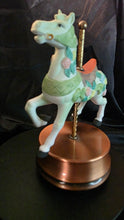 将图片加载到图库查看器，Aldon Fine Porcelain Carousel Horse Music Box – 1985 Floral Pastel Collectible
