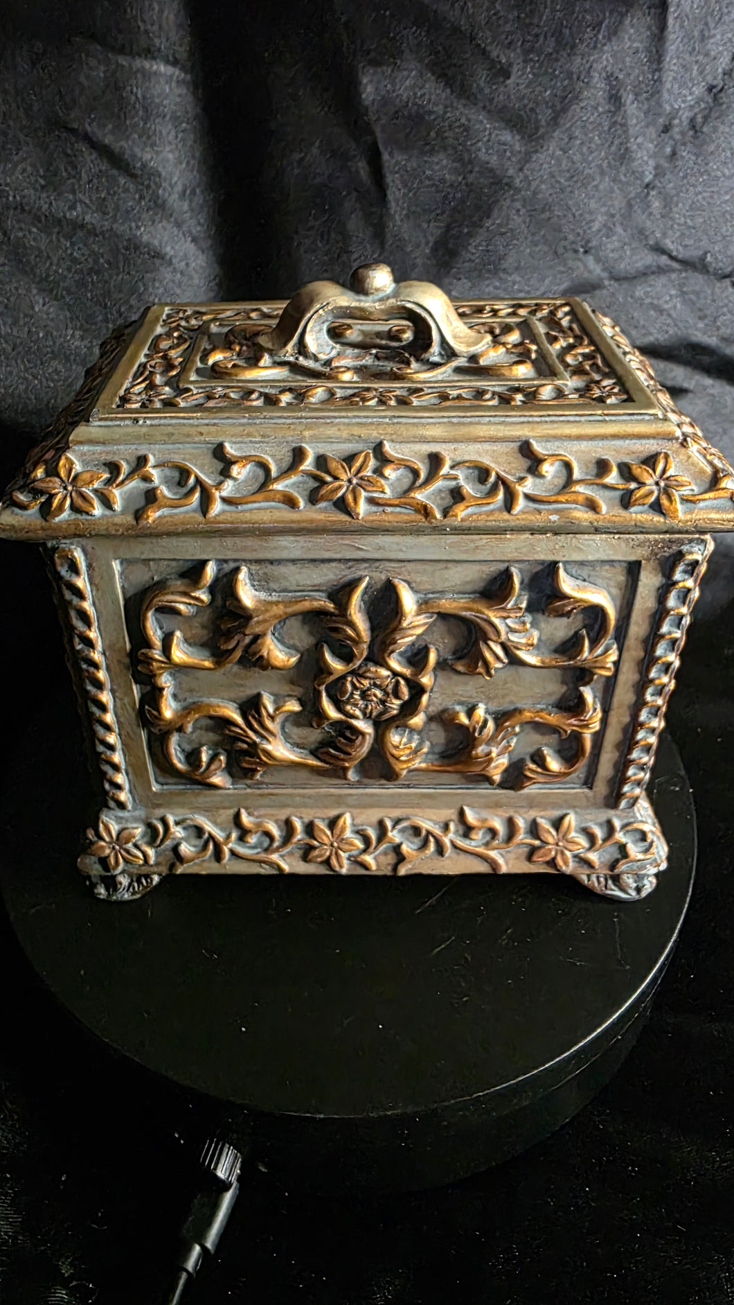 Ornate Antique-Gold Floral Resin Jewelry Box – A Timeless Keepsake of Elegance and Artistry